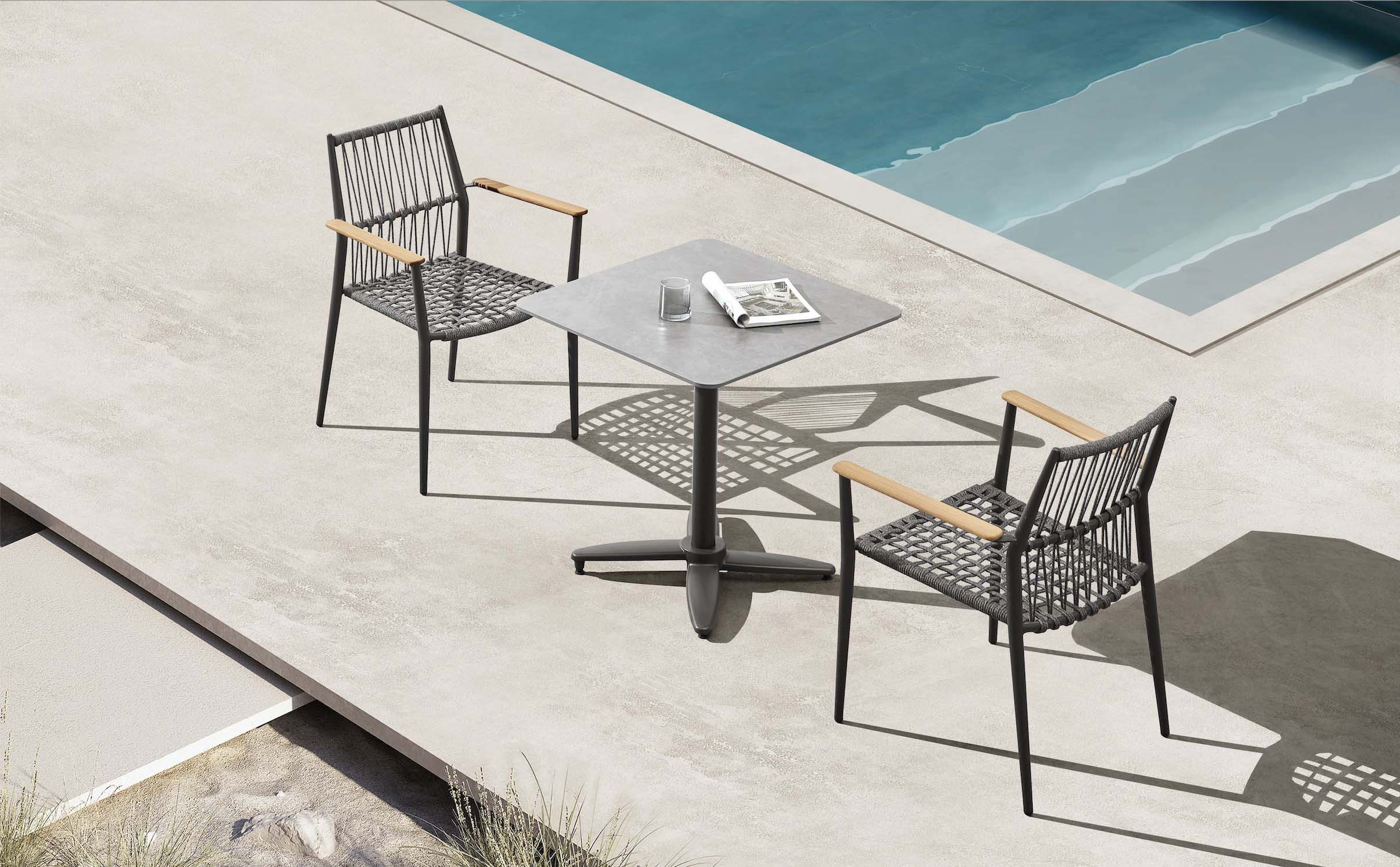 Table bistro carrée en aluminium noir, plateau céramique gris, pieds centrés, design élégant et durable pour terrasse. 