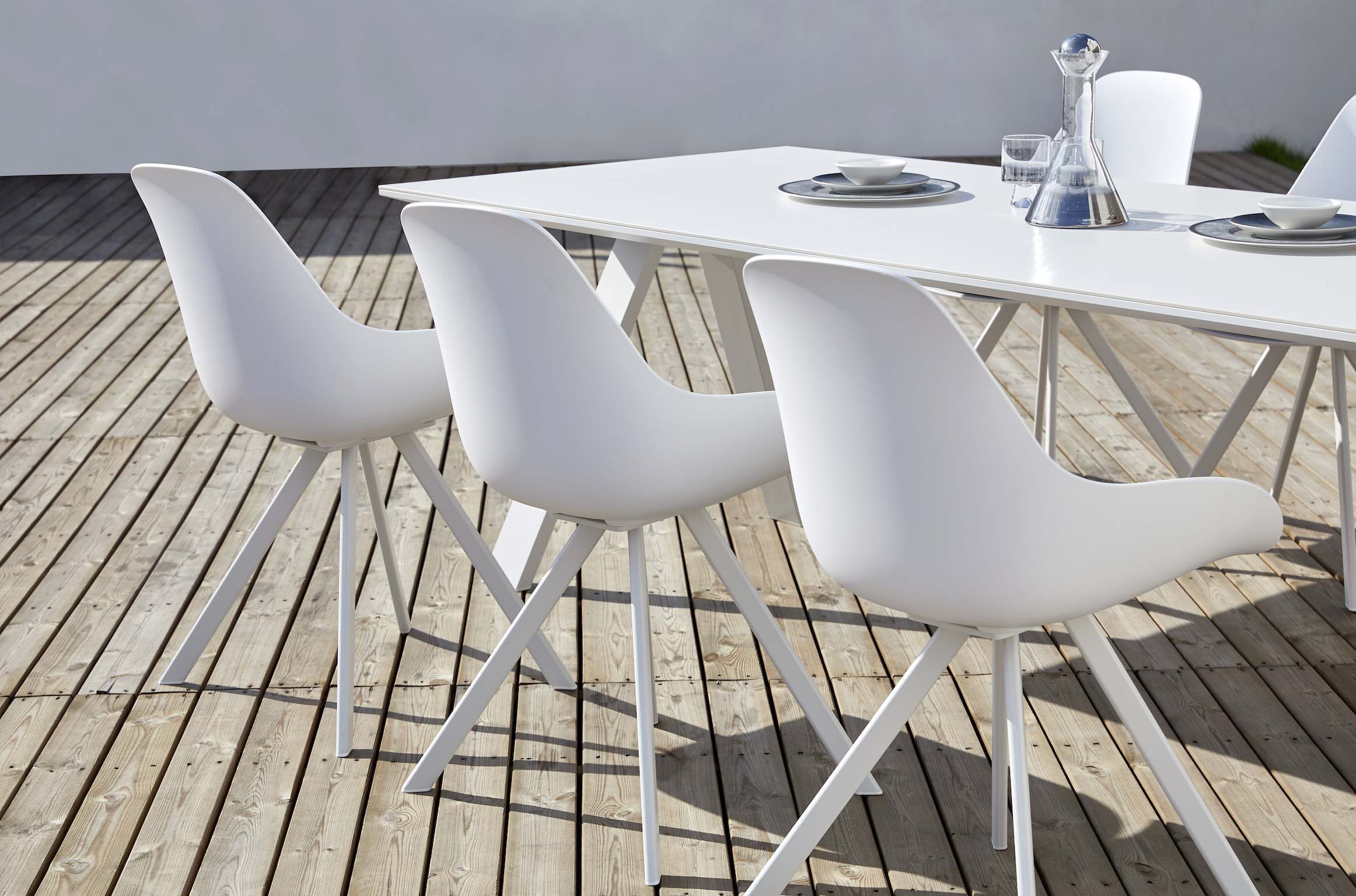 Table de jardin élégante en aluminium haut de gamme avec plateau céramique blanc, finition peinture époxy, et plateau en céramique.
