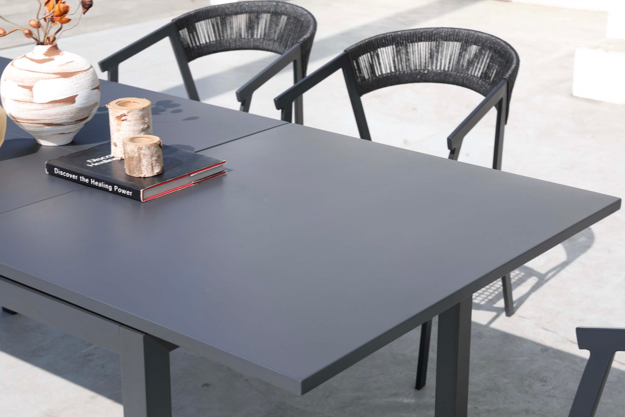 Table extensible en aluminium haut de gamme inoxydable noir, design épuré et élégant, adaptée aux grands ou petits espaces.