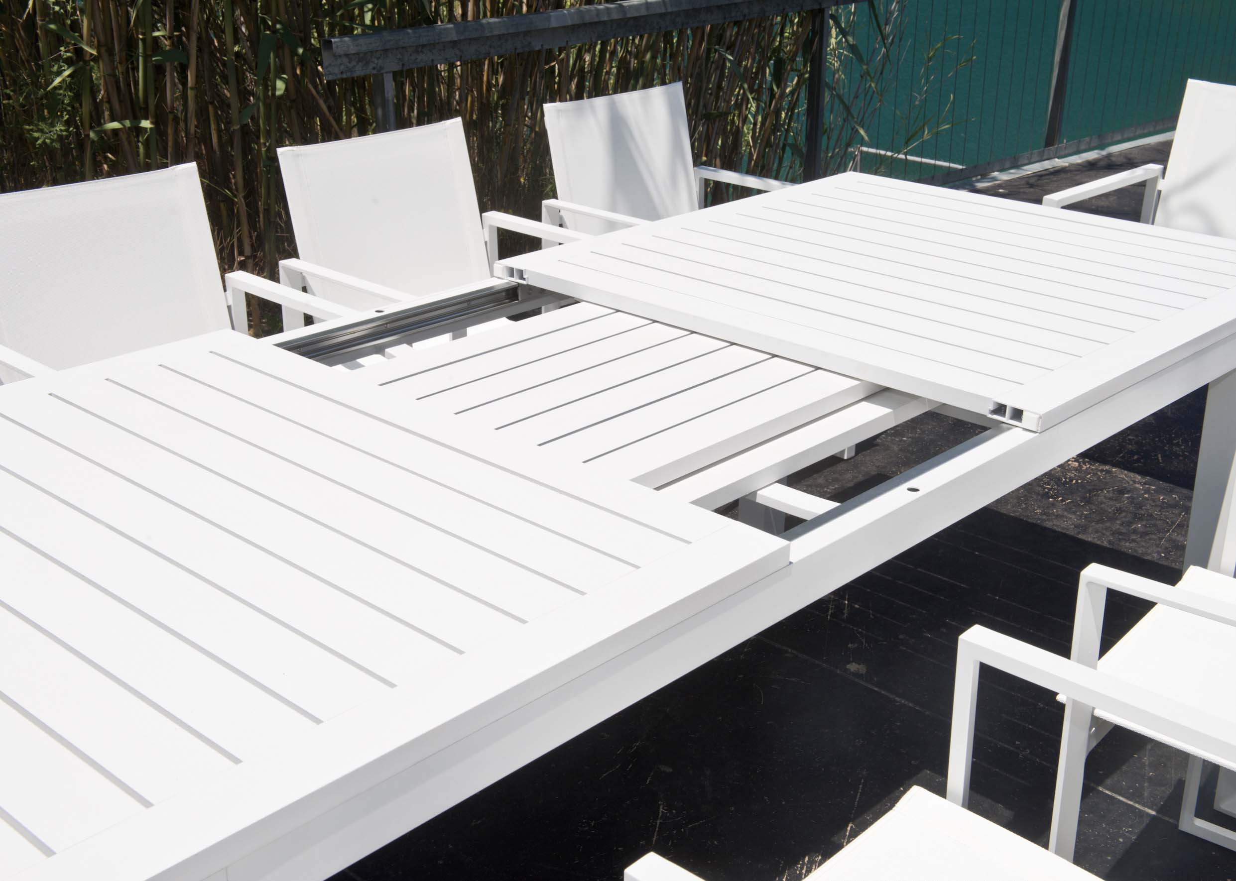 Table extensible d'extérieur en aluminium inoxydable blanc, rallonge élégante, design moderne avec lattes espacées,.