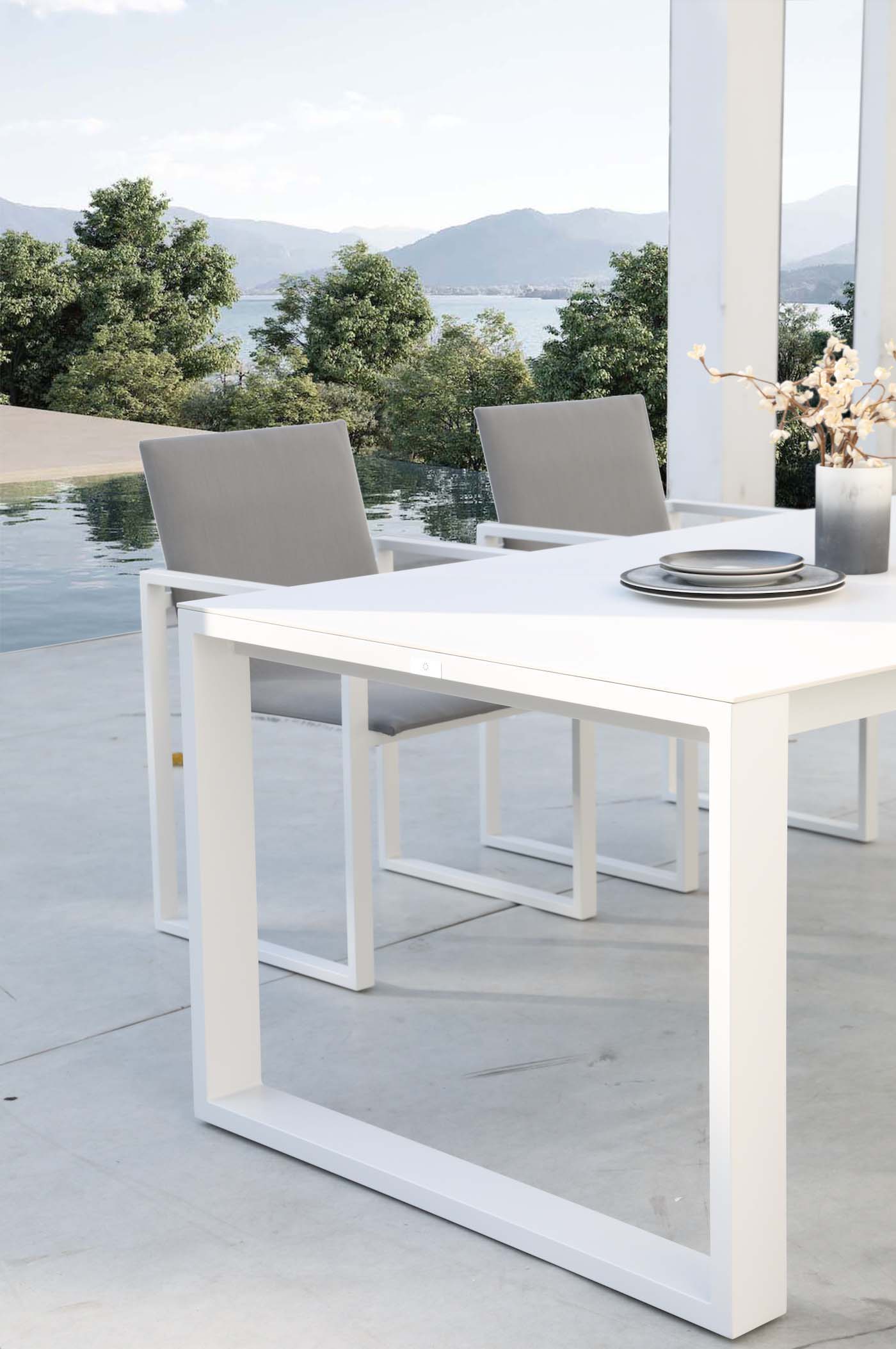 Table de jardin en aluminium haut de gamme blanc avec plateau en céramique, chaises en tissu 100% oléfine gris clair, housse. 