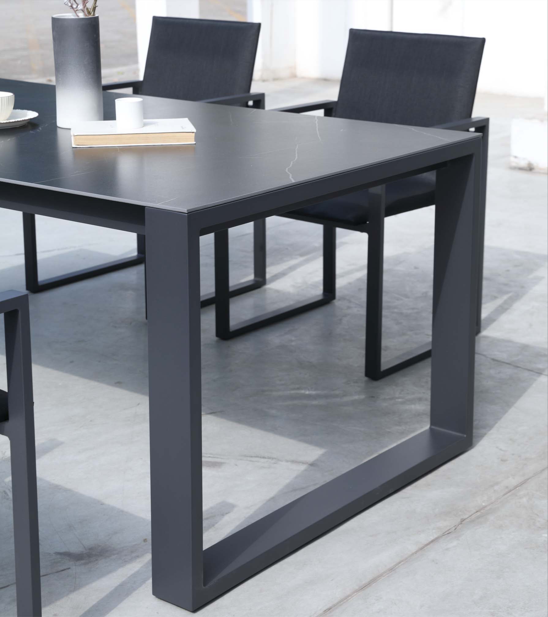 Table de jardin noire en aluminium haut de gamme avec plateau en céramique, design luxe aux lignes épurées, chaises avec.
