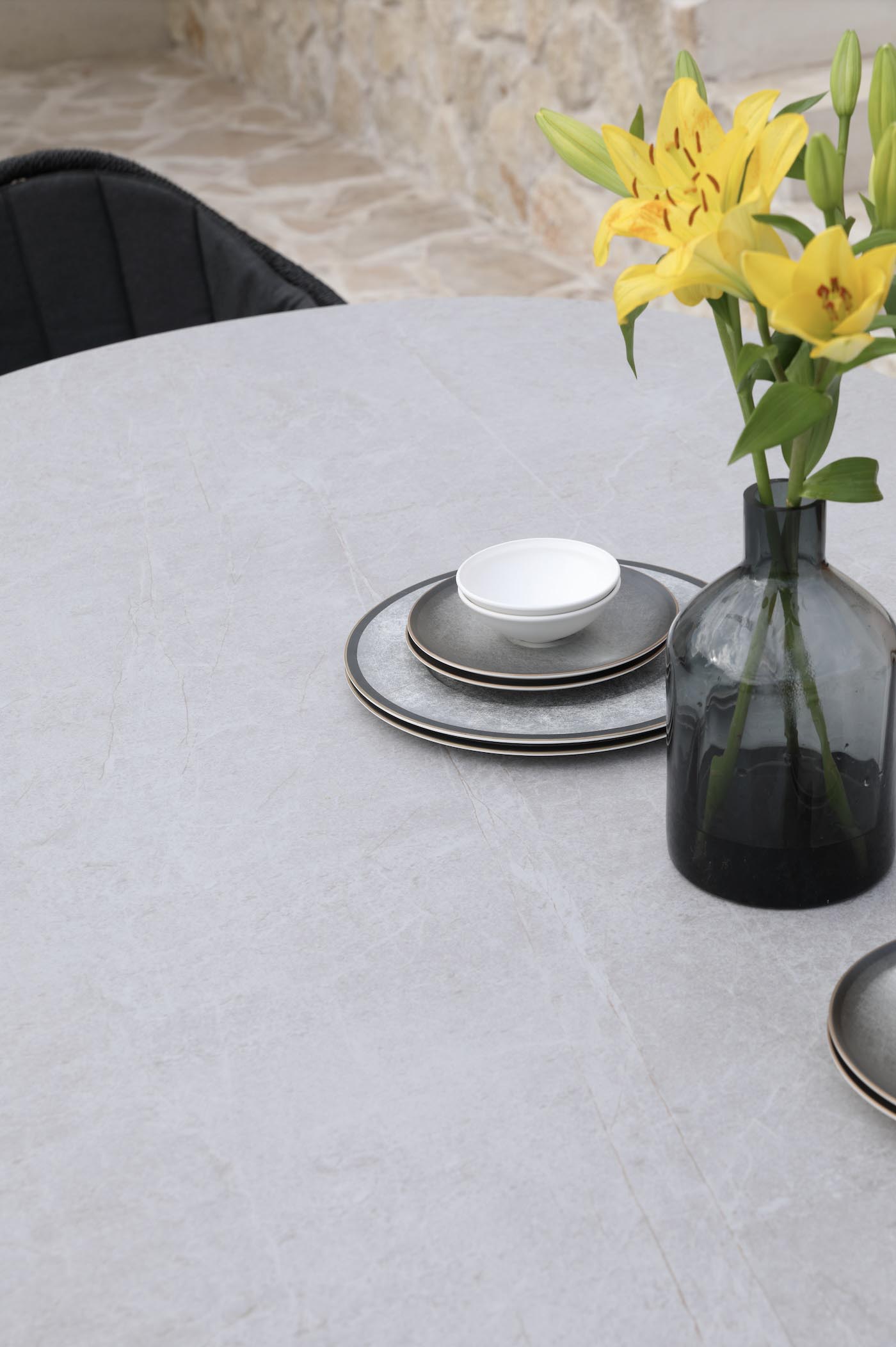 Table repas extérieur ronde en aluminium haut de gamme avec plateau en céramique gris clair, décoration élégante avec.