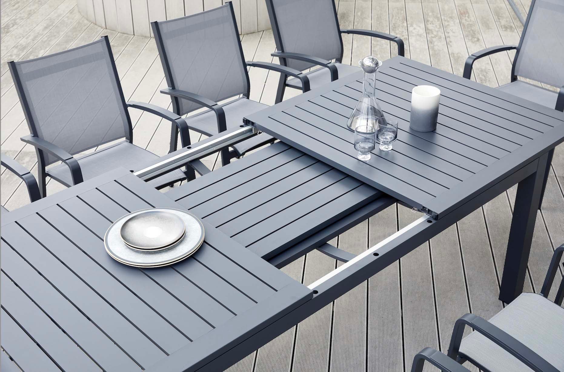 Table extensible en aluminium inoxydable gris anthracite avec rallonge centrale et surface à rainures, design épuré et design.