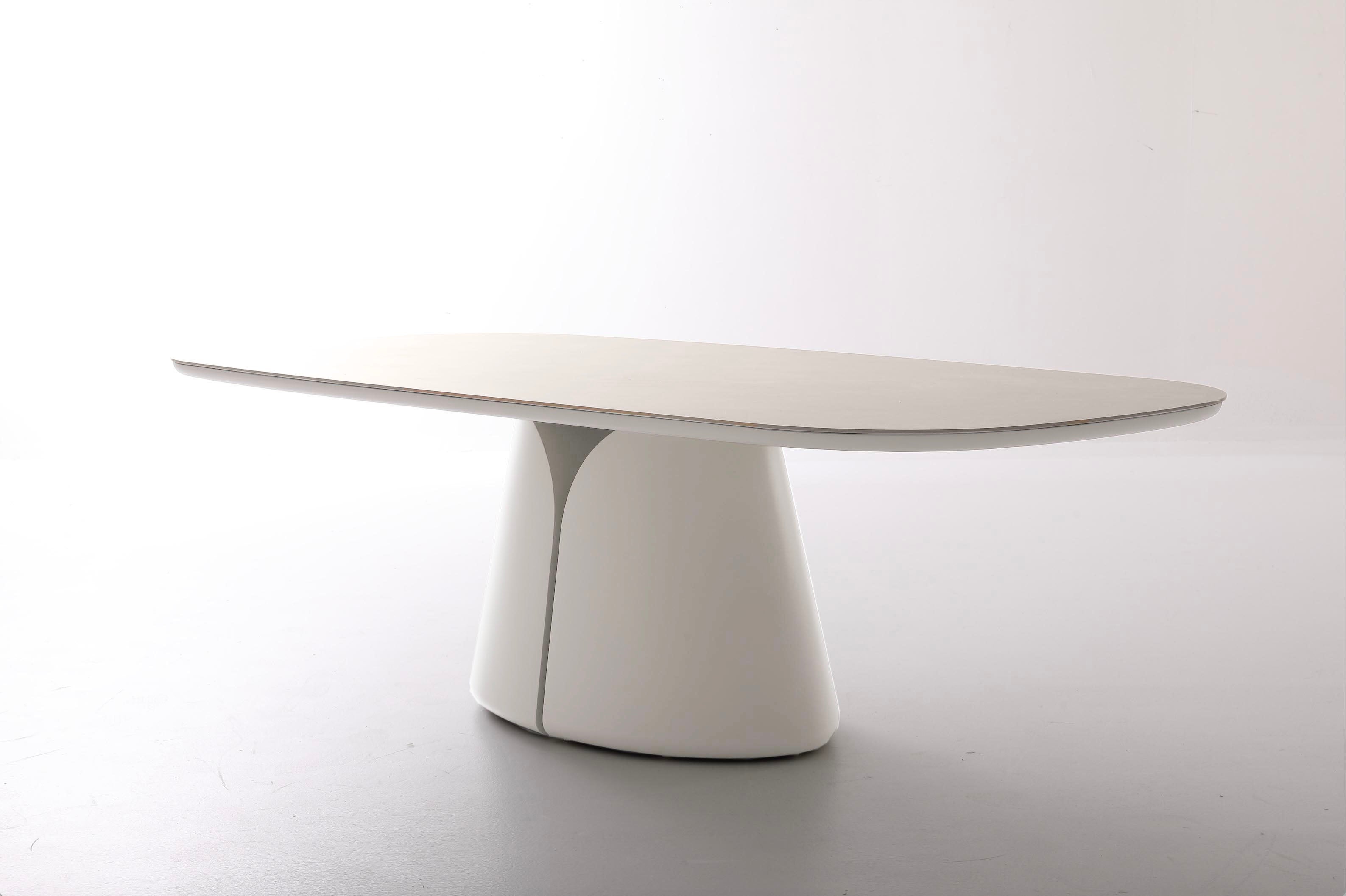 Table repas de jardin luxe avec grand plateau céramique beige, pied central en aluminium haut de gamme inoxydable, design.