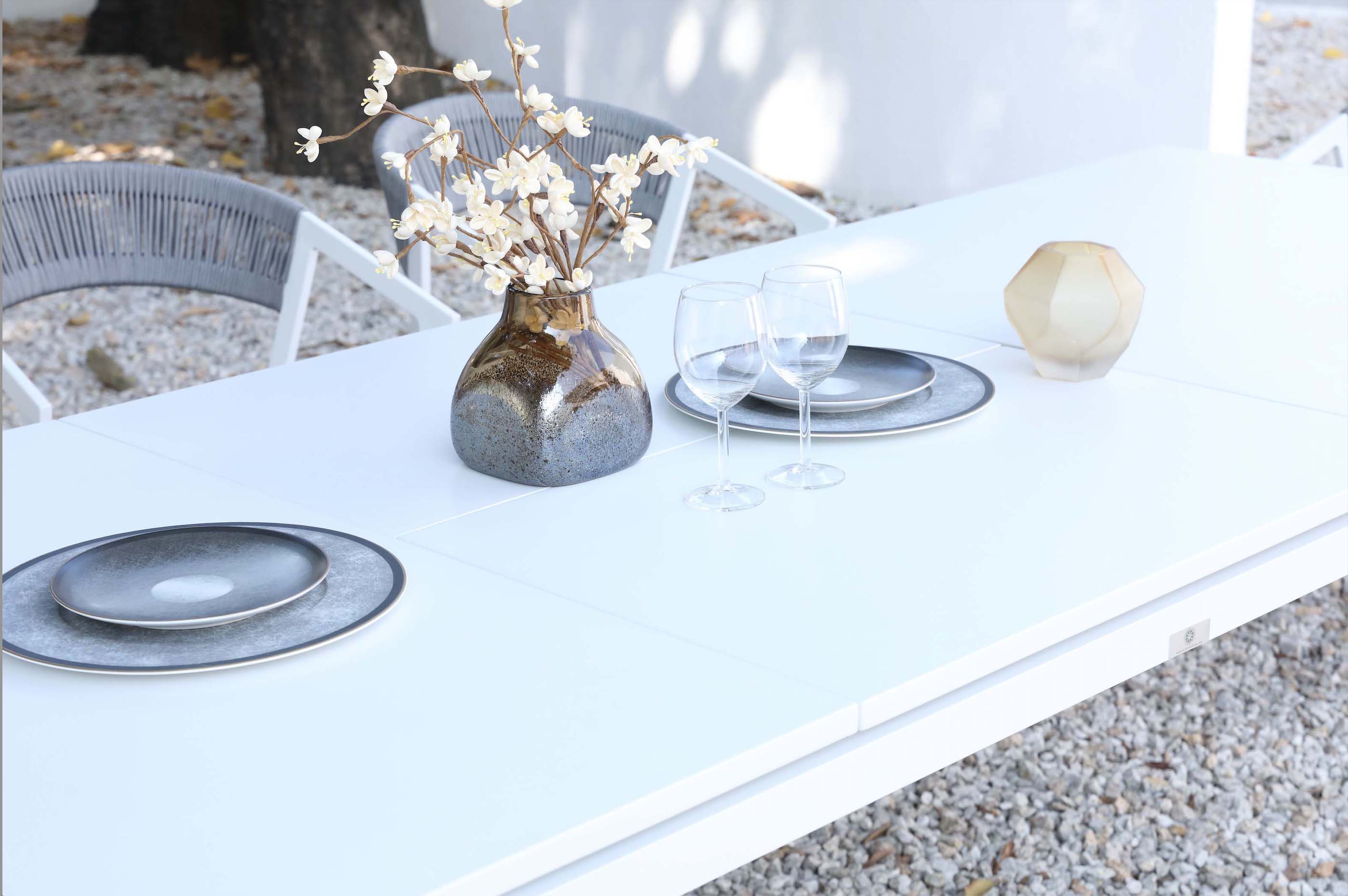 Table extensible en aluminium haut de gamme inoxydable blanc, design épuré et élégant, adaptée à grand ou petit espace.