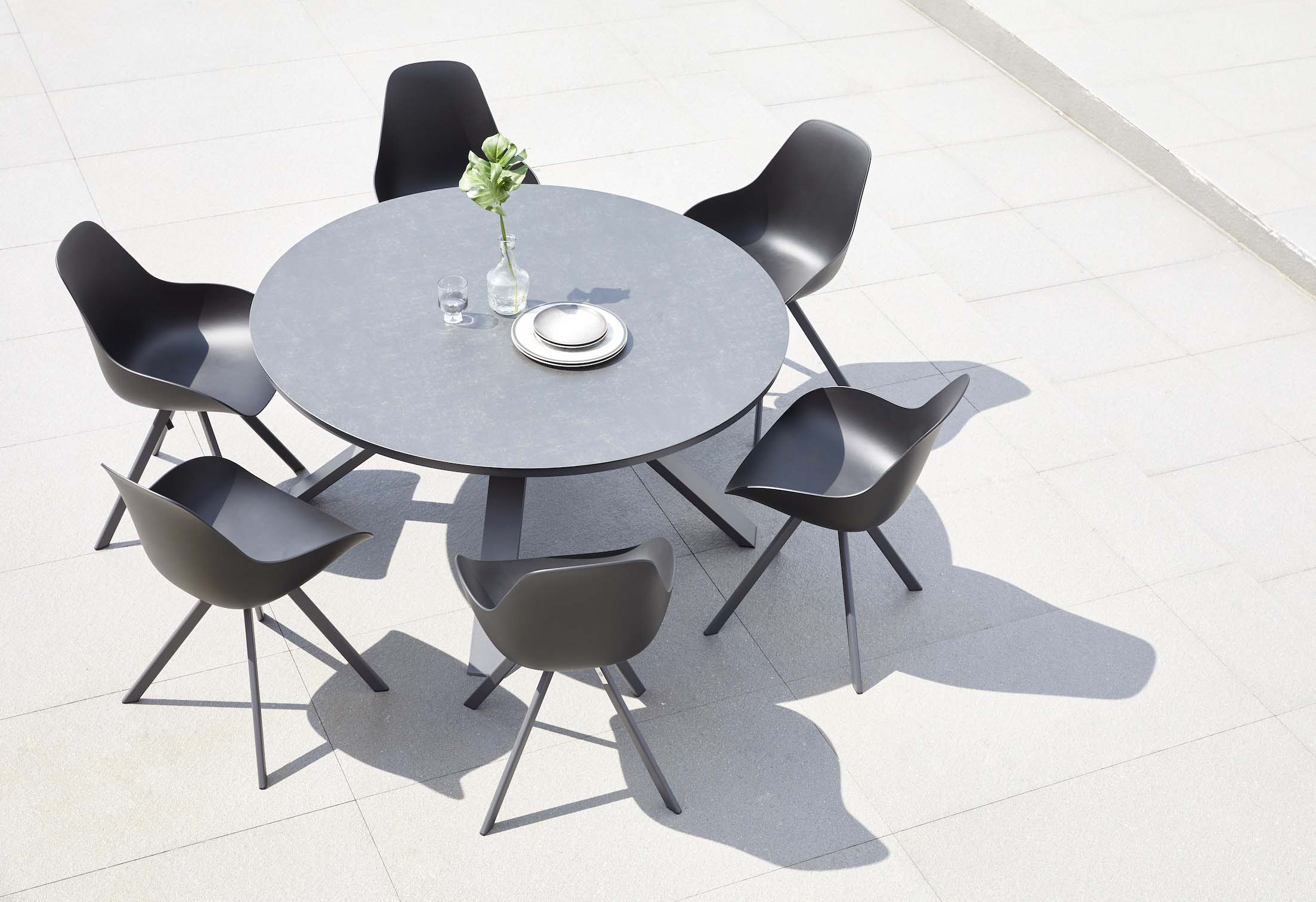 Table ronde en aluminium haut de gamme avec peinture époxy noire, plateau en verre sécurit gris, design élégant.