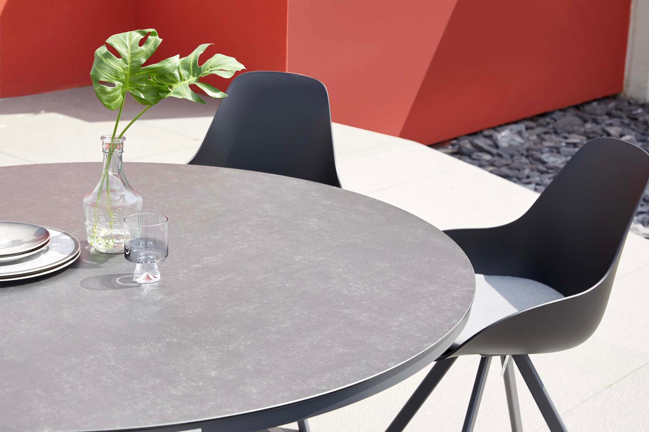 Table ronde en aluminium haut de gamme avec plateau en céramique à finition peinture époxy gris clair et plateau en verre.