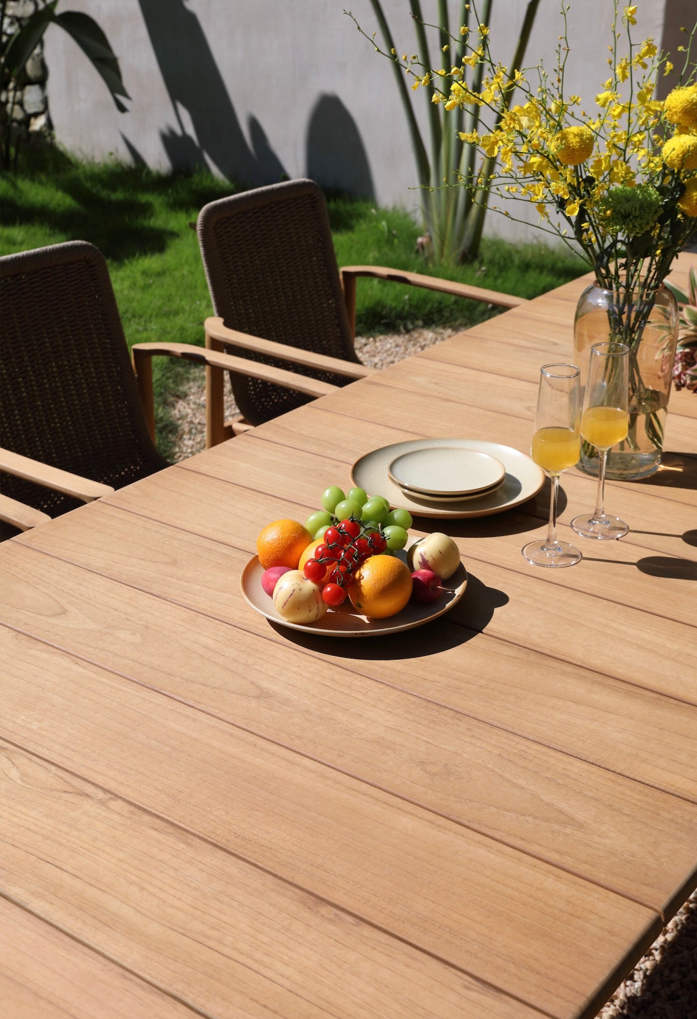 Table repas en teck massif FSC avec plateau lisse, pieds en aluminium haut de gamme inoxydable, design chaleureux et.