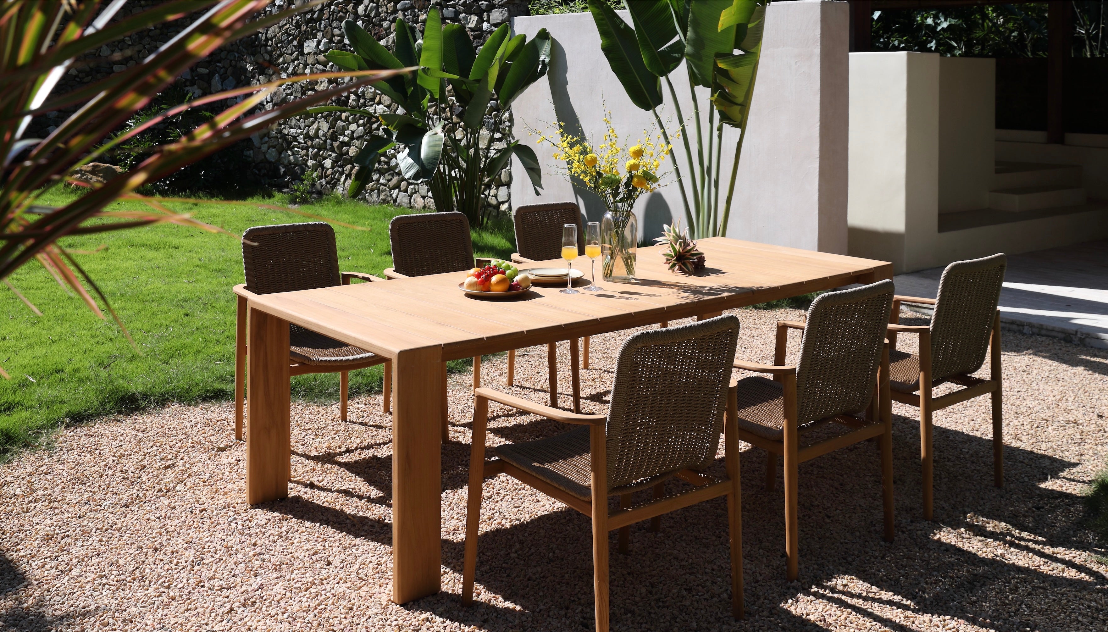 Table repas en teck massif FSC avec pieds en aluminium haut de gamme inoxydable, design chaleureux et élégant évoquant la.