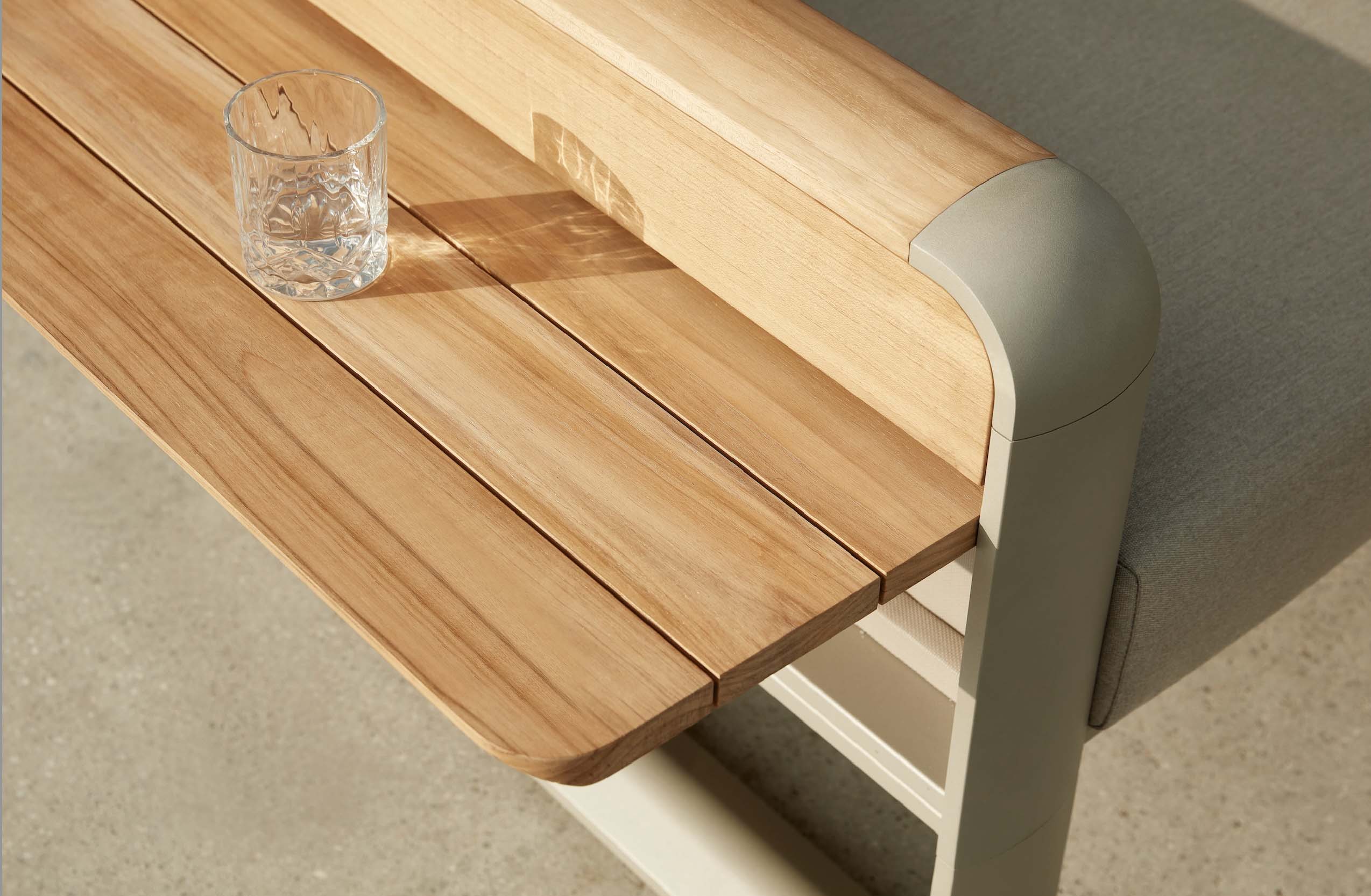 Détail de la tablette relevable en Teck FSC, courbes élégantes en aluminium haut de gamme, design italien luxe pour terrasse.