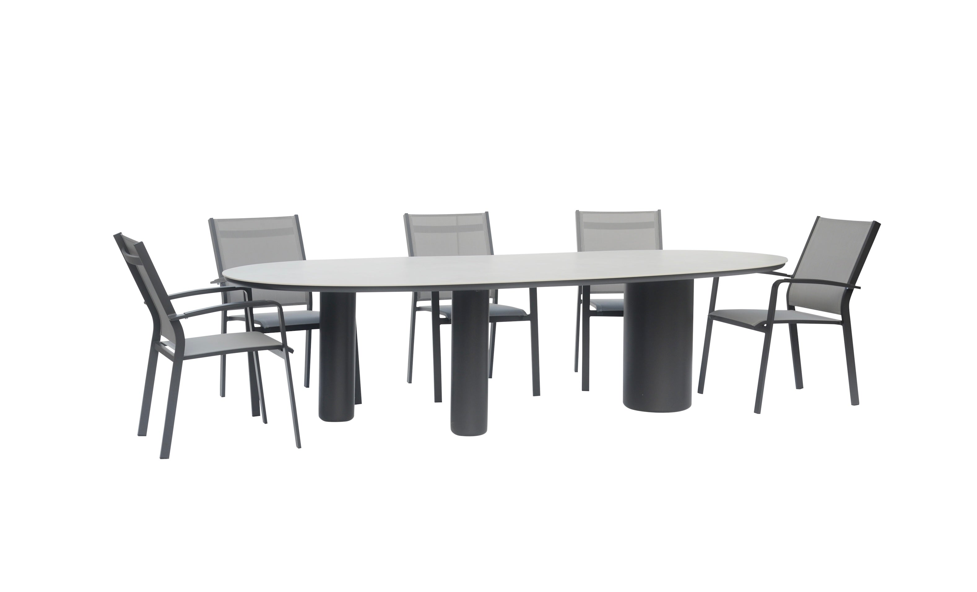 Vue de la table ovale AURA mise en situation avec des chaises assorties 