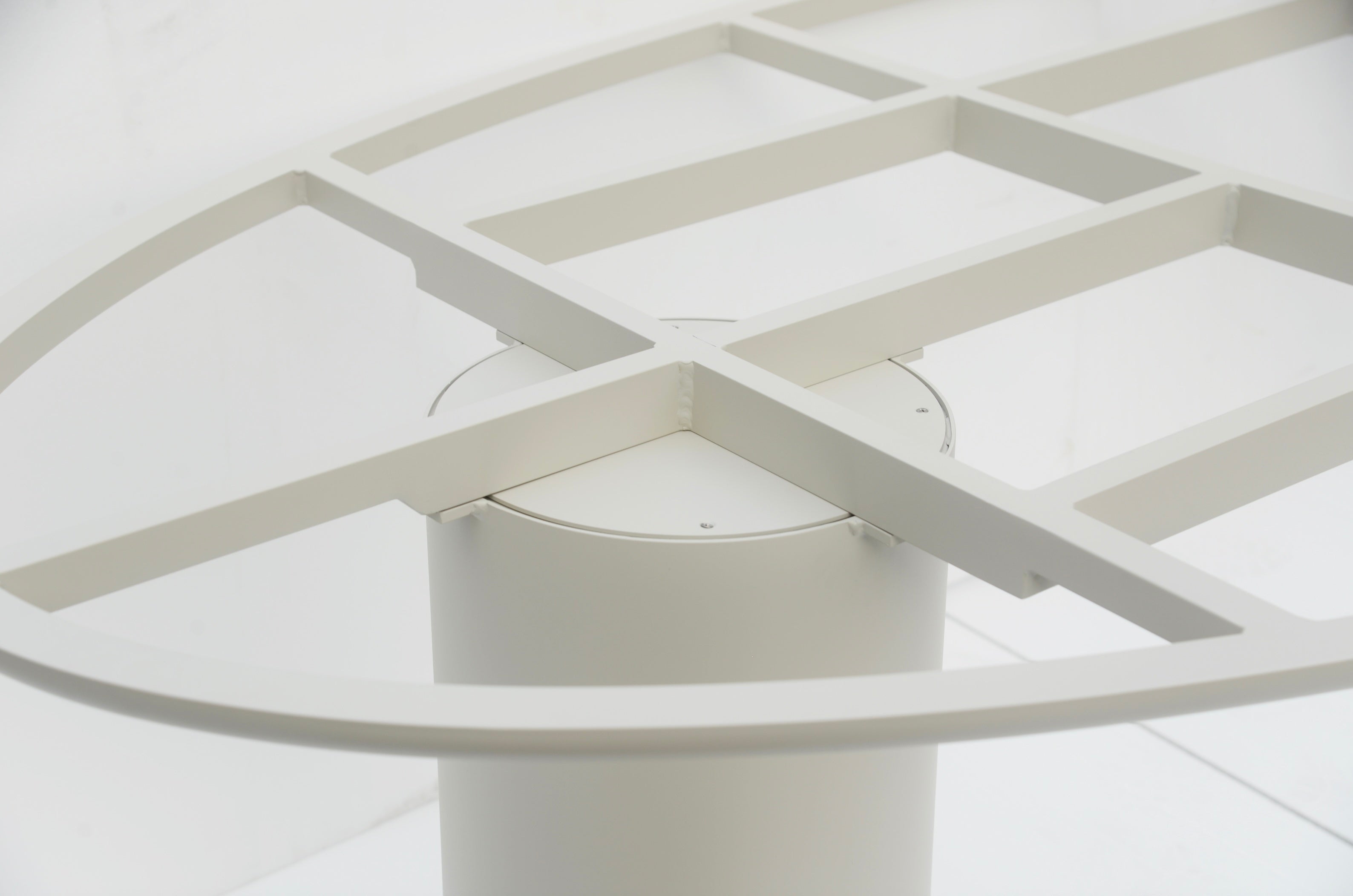 Détail sur la structure en aluminium de la table NINO sans son plateau en céramique. 