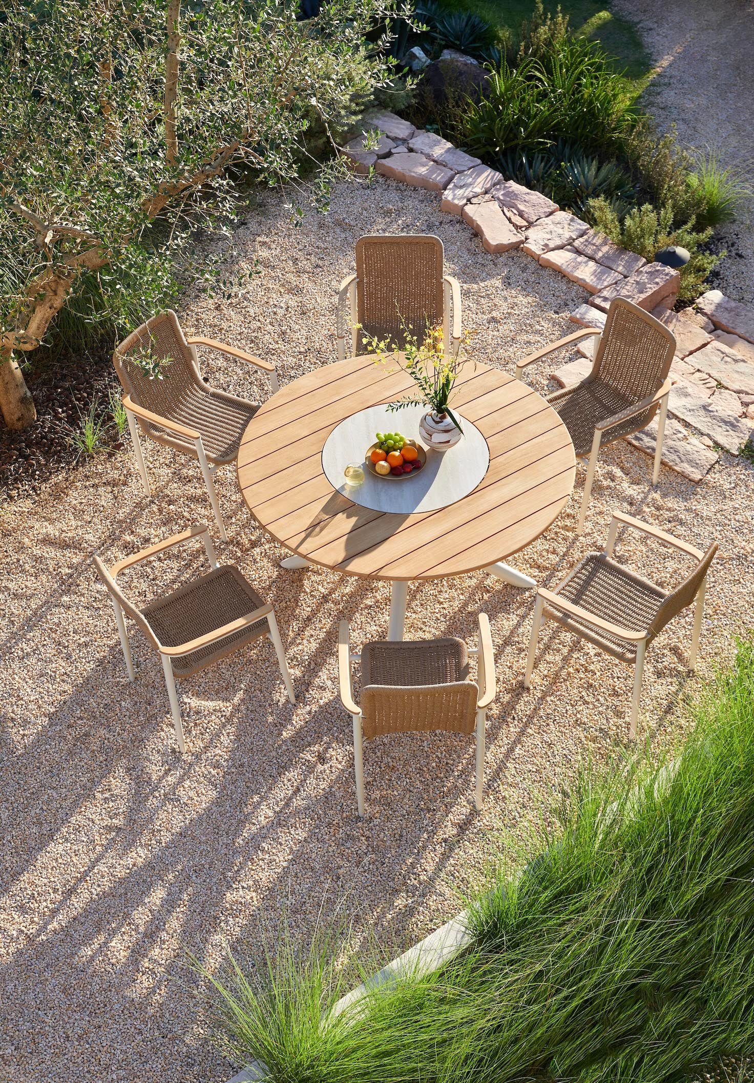 Table ronde convivial avec plateau teck et céramique sur structure en aluminium 