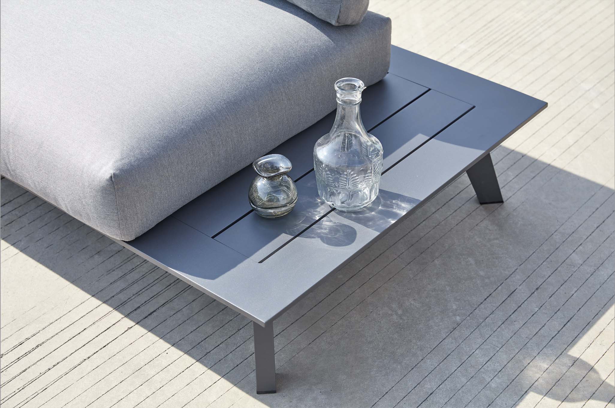 Salon d'angle design en aluminium inoxydable noir avec tissu 100% Oléfine déperlant et déhoussable, mobilier terrasse.