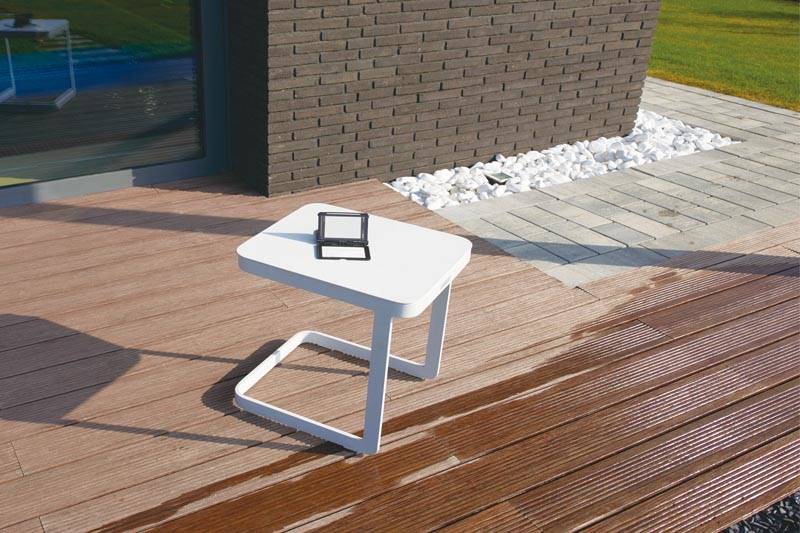 Table basse carrée en aluminium haut de gamme gris anthracite avec design moderne, posée sur terrasse en bois teck FSC. 