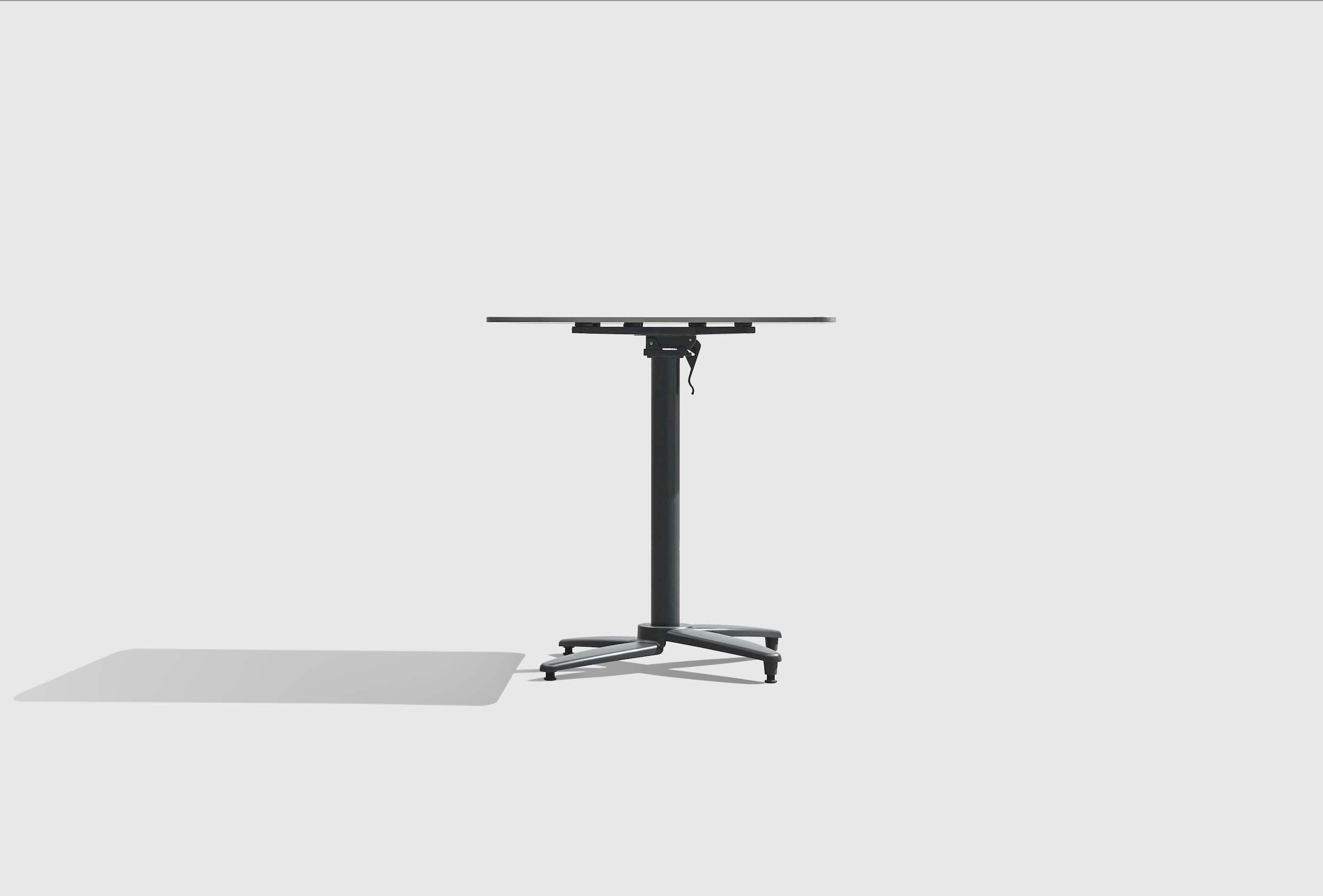 Table bistro carrée en aluminium noir mat, plateau fin et solide, pied central robuste avec base étoile, design épuré.