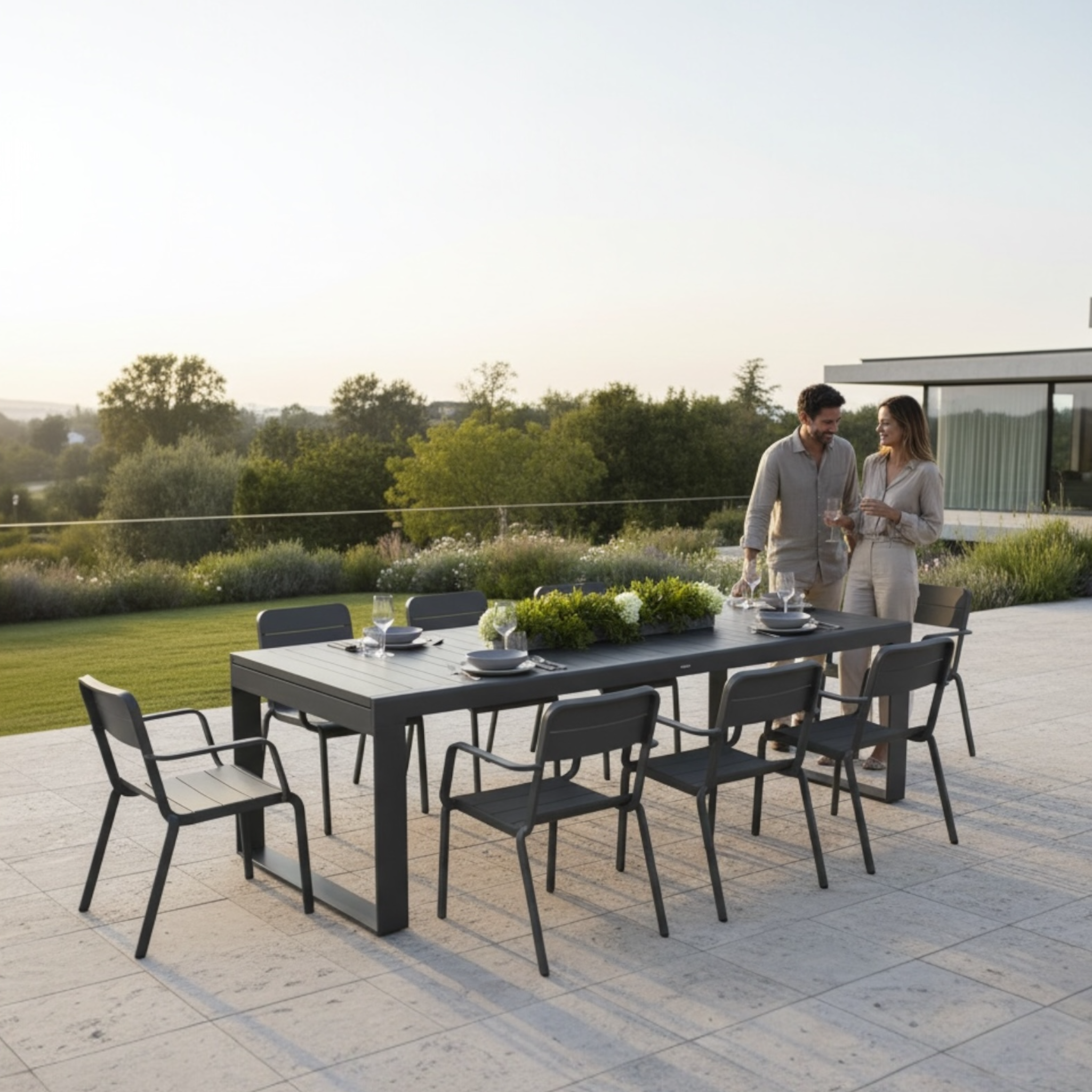 Table à manger extensible en aluminium thermolaqué noir, design contemporain élégant, grand espace avec huit chaises.