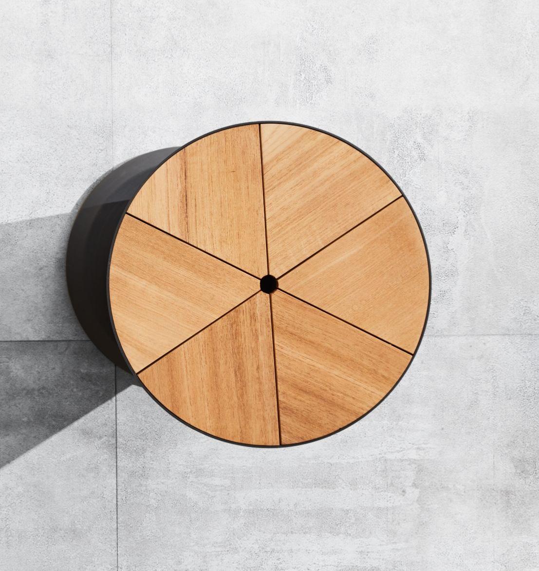 Table d'appoint ronde en teck FSC luxueux, design méditerranéen, surface en panneaux de teck naturel, structure en aluminium .