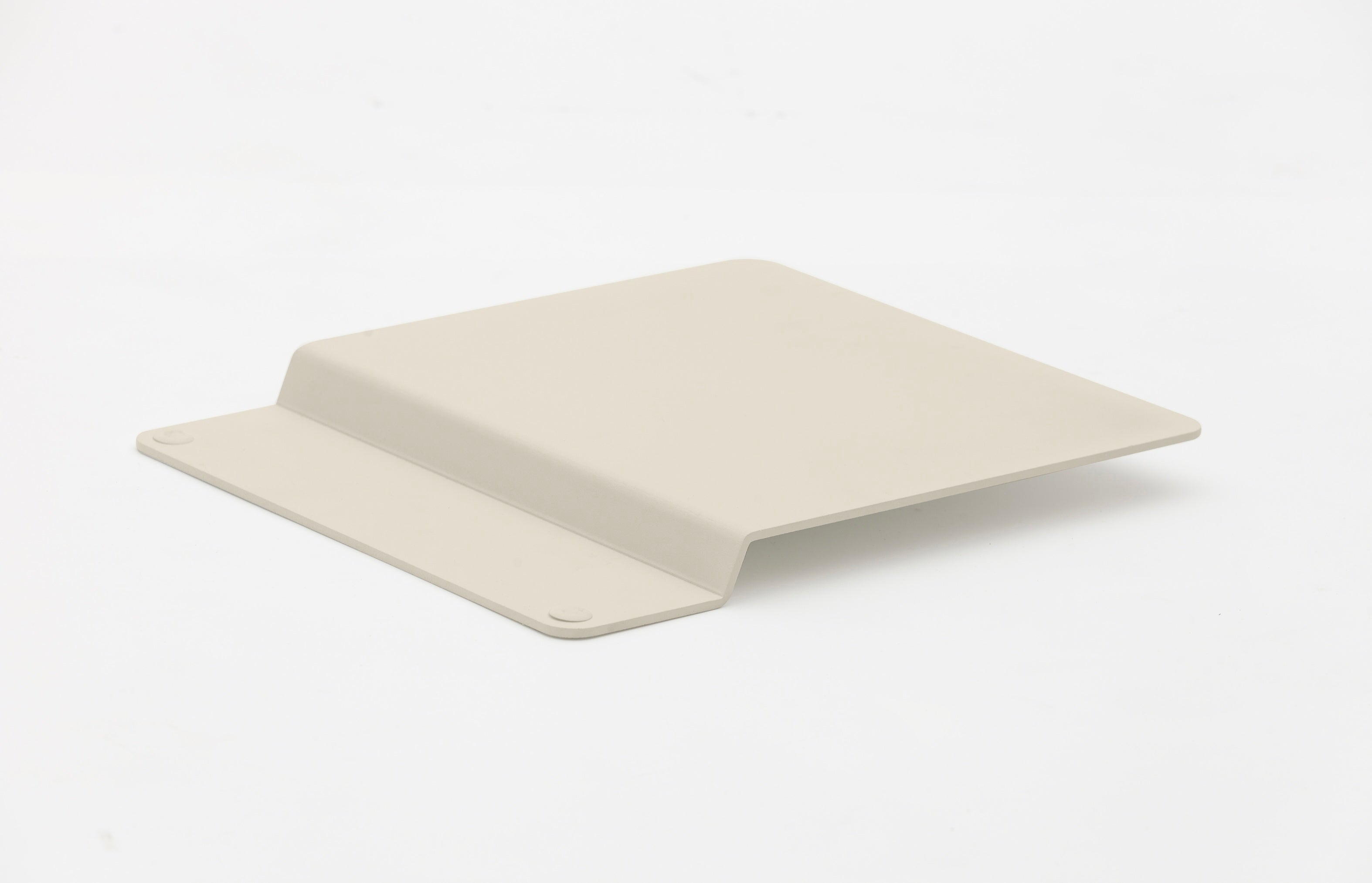 Détail de la tablette d’appoint beige fixée au bain de soleil NIRI