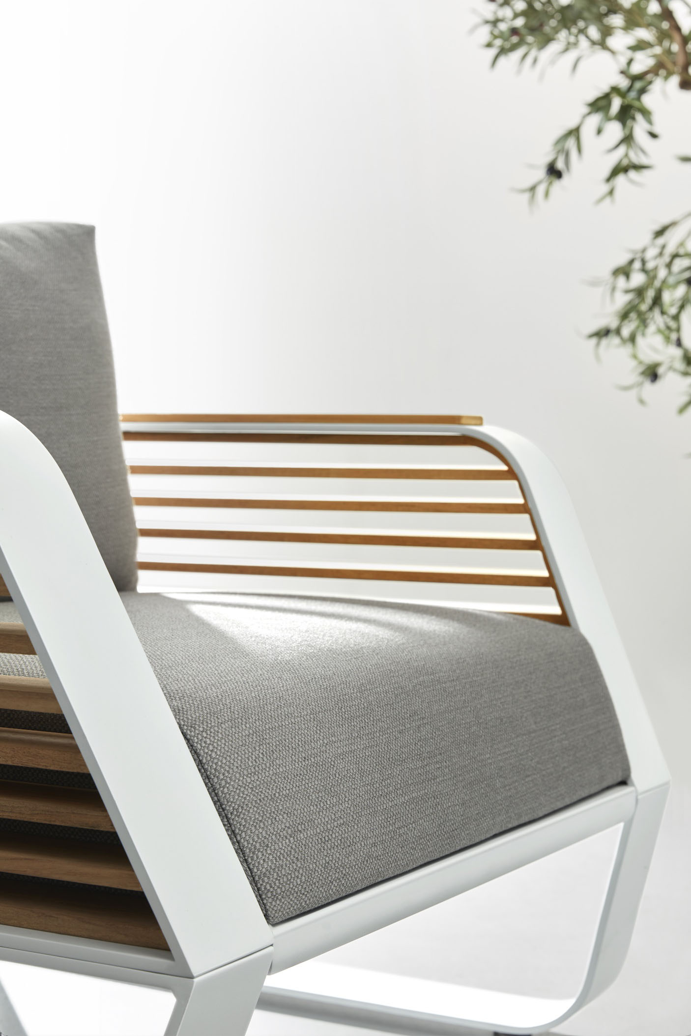 Canapé trois places en aluminium blanc et lattes en teck FSC, coussins gris élégants, design Pininfarina haut de gamme.