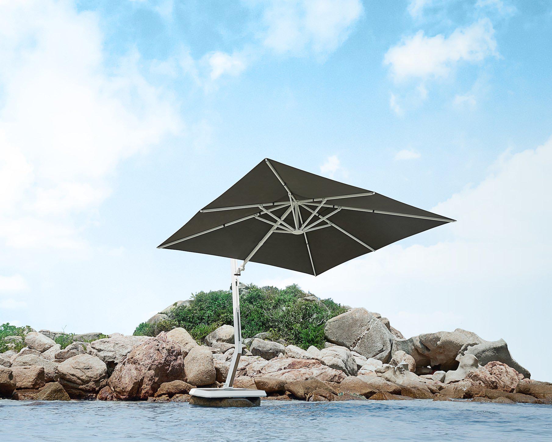 Parasol déporté 3x3 m en aluminium blanc avec toile Sunbrella grise, base marbre, design luxueux et léger signé Pininfarina.