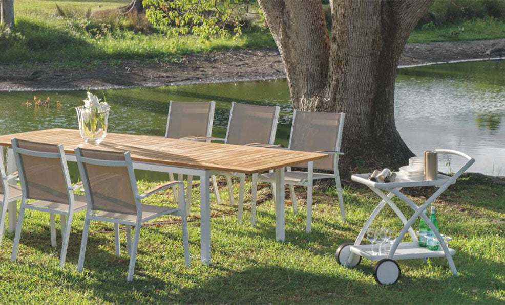 Desserte modulable en aluminium blanc avec roulettes, design haut de gamme et élégant, parfaite pour jardin extérieur luxe. 