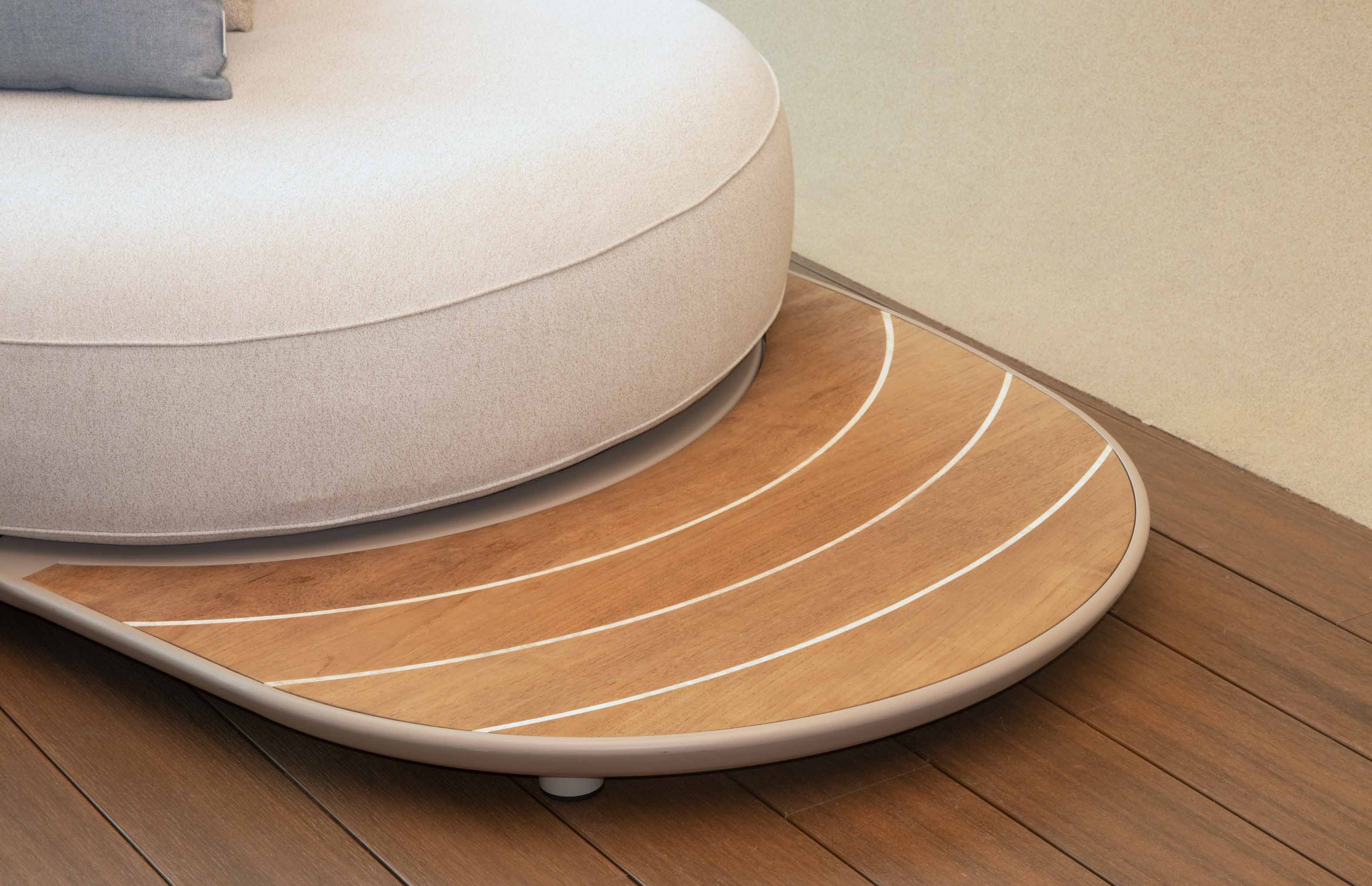 Méridienne ELYO en teck, structure aluminium thermolaqué beige et coussins moelleux
