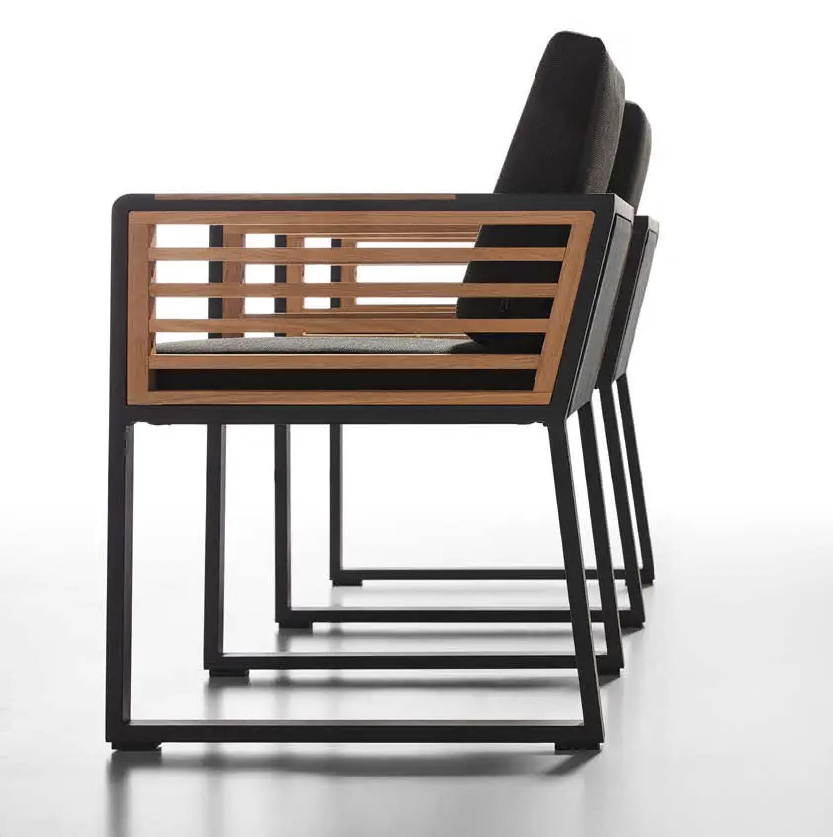 Fauteuil de repas extérieur luxe en aluminium noir et accoudoirs en teck FSC, coussin déhoussable en tissu 100% Oléfine.